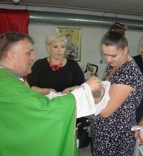 Krštenje šestog djeteta u župi Jelkovec